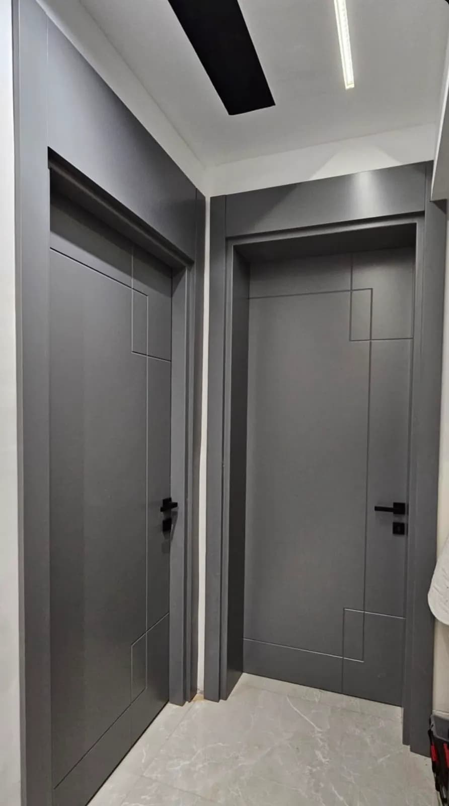 Antrasit çizgi detaylı modern oda kapıları — koridor