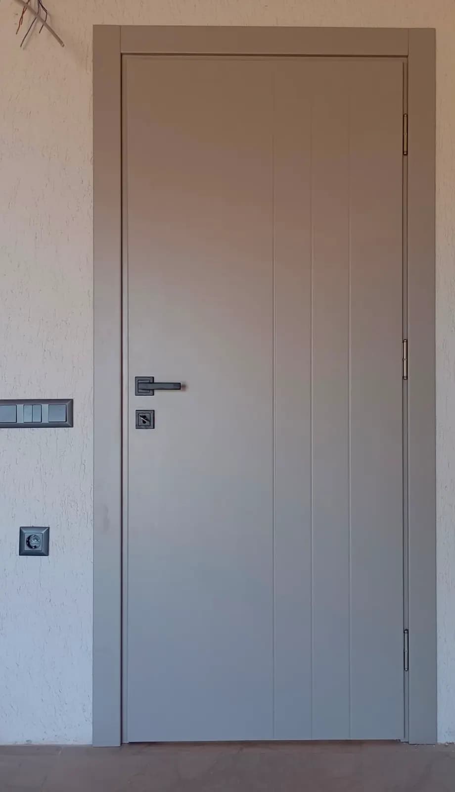 Gri düz oda kapısı ve siyah kol detayı